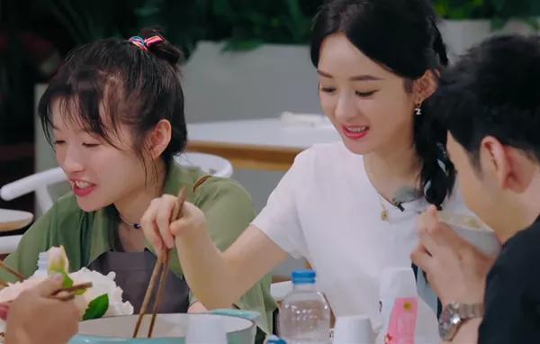 赵丽颖《中餐厅》备菜时舔手指，做菜直接上手，坏习惯太难改