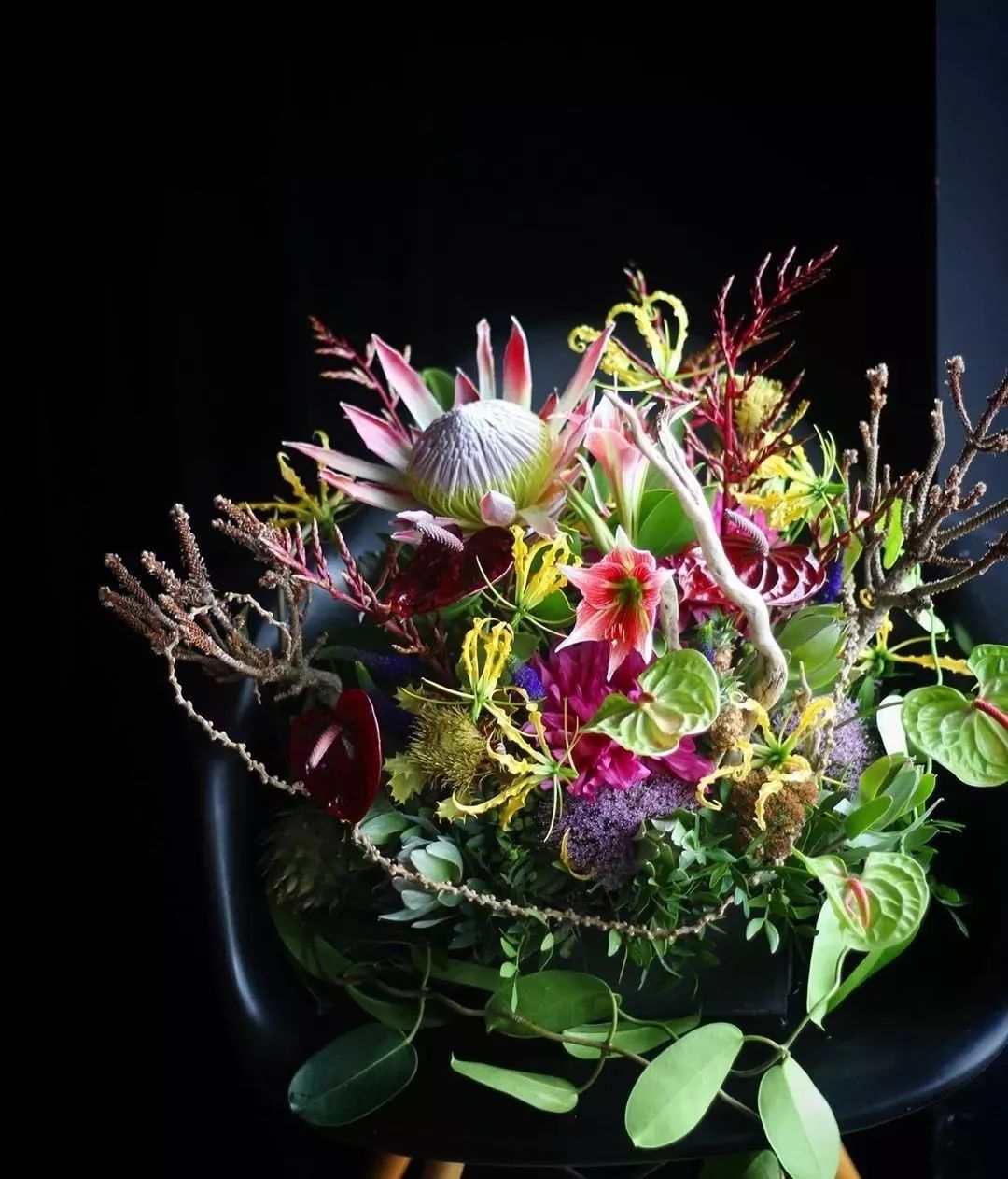 鲜花店日常换水整理花材,花要不要经常换水