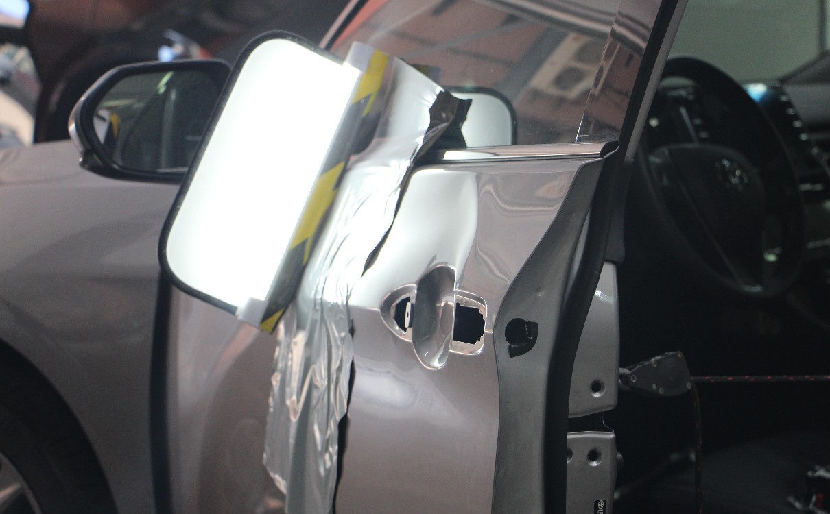 车门凹陷是钣金喷漆还是做无痕,完整车门凹陷无痕修复视频