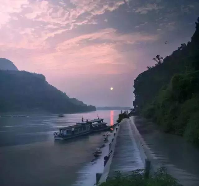 乐山大佛为何不属于石窟,乐山不止有大佛还有美食