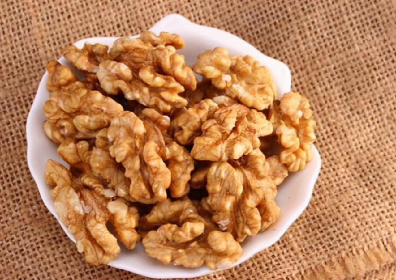 吃核桃真的可以补脑变聪明吗,吃核桃有助于大脑发育吗