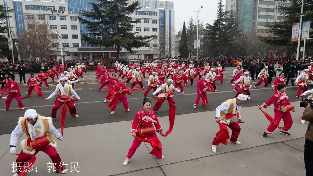 城关镇社火表演安塞腰鼓,社火打腰鼓