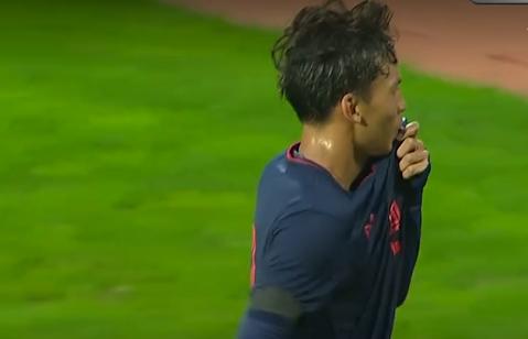 国青0-2泰国！两后卫撞一起为对手开路看看门将这低级失误