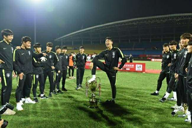 熊猫杯韩国球员脚踩奖杯,熊猫杯韩国国青