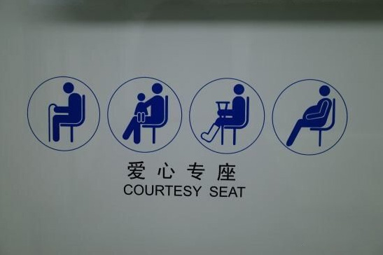 女儿放学突然看见打工的爸爸,女儿告诉妈妈看见鬼