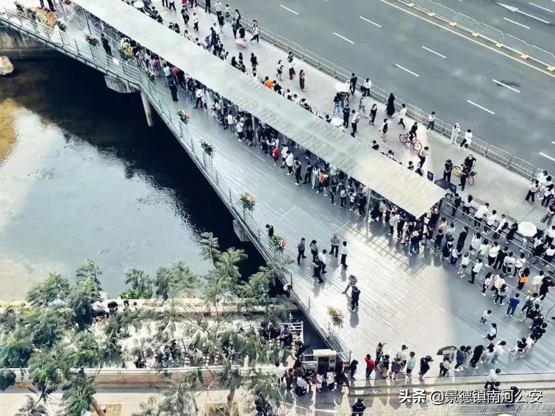 刷爆了！排到5万多号，现场人人人人，交警紧急喊话！深圳文和友今早道歉