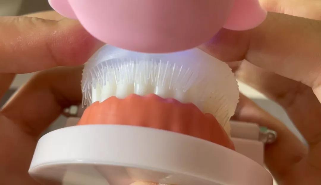 最近风很大的儿童U型牙刷，我劝你直接退出母婴产品界吧