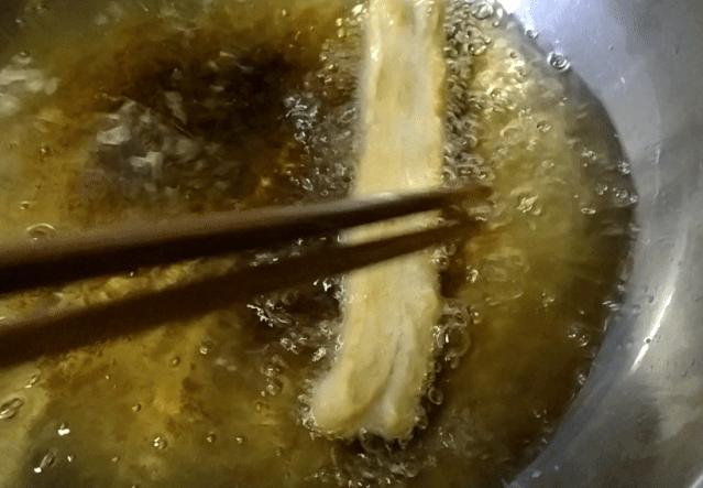 上海油条的做法和配方视频,100种简易懒人早餐油条的做法