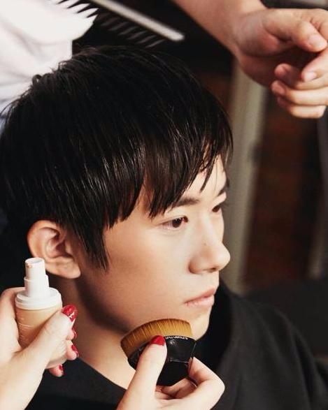 底妆怎么上显得高级,美妆蛋和粉底刷上底妆区别