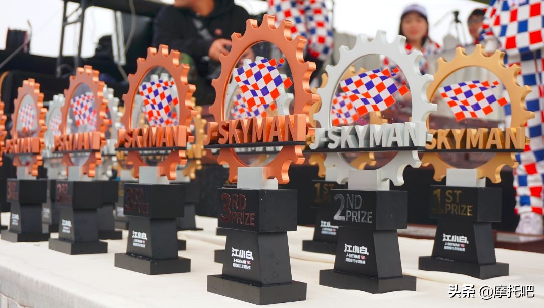 这摩托真好喝。。。不对....这酒真好骑！