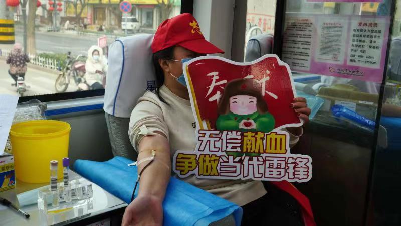 救援车辆、关爱孤寡老人、资助困难女孩……深泽县有支880余人的学雷锋爱心团队