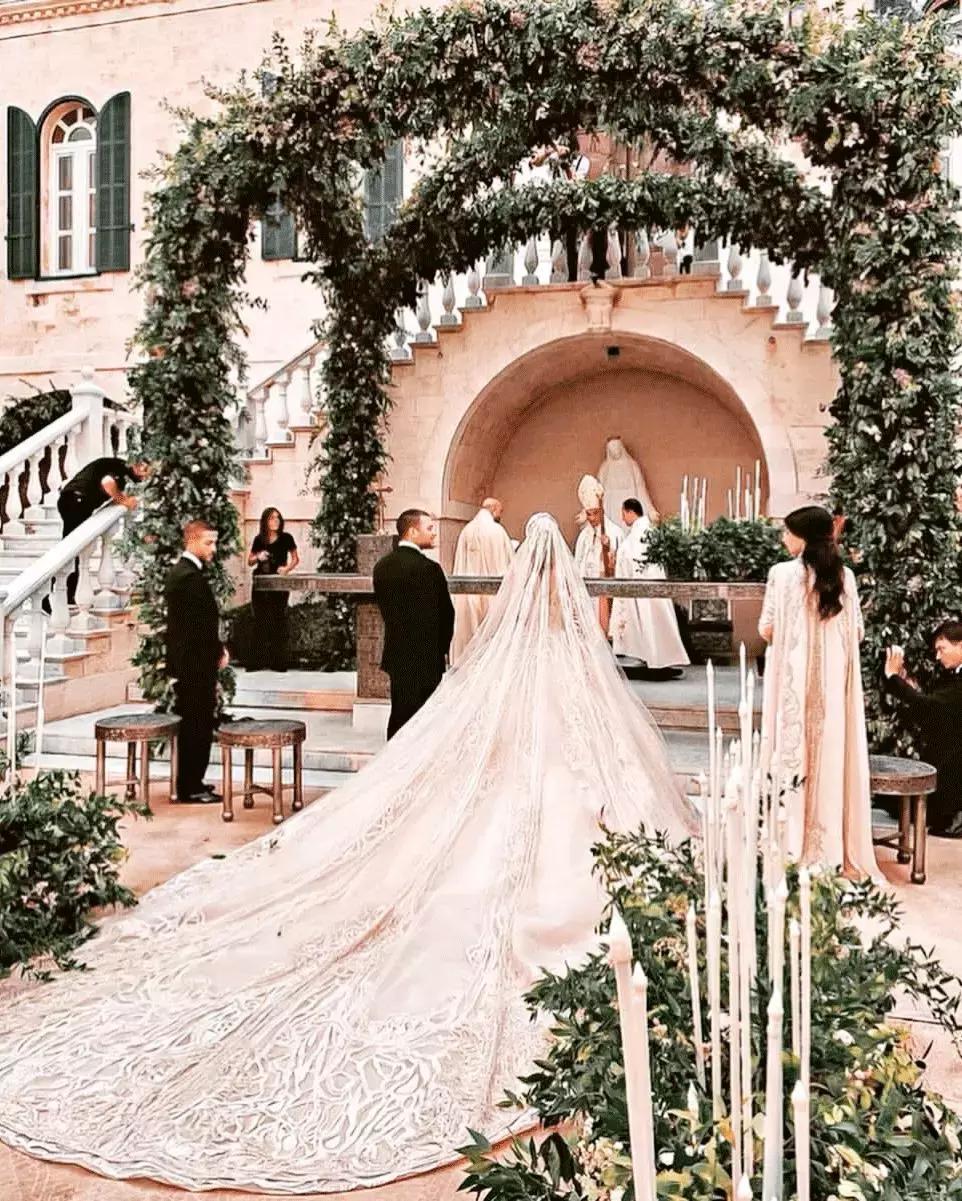 15万颗施华洛世奇水晶,eliesaab婚纱