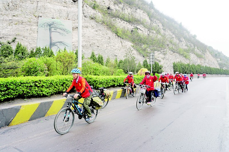 83岁老人一人一车骑行全国,80岁老人骑行太原