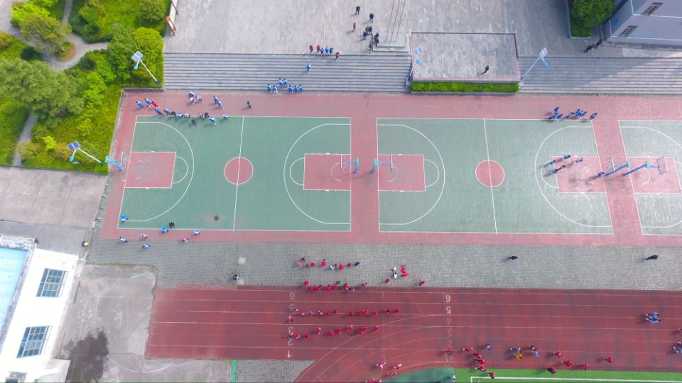 唐坊坡上有名校鄢中足球走宜昌