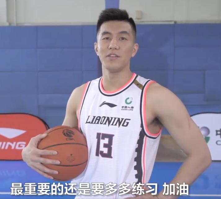 郭艾伦教小学生运球,郭艾伦持球突破投篮动作