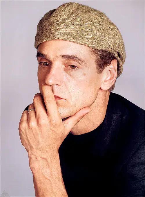 他是《洛丽塔》男主，畸形恋专业户，也是禁欲系不老男神