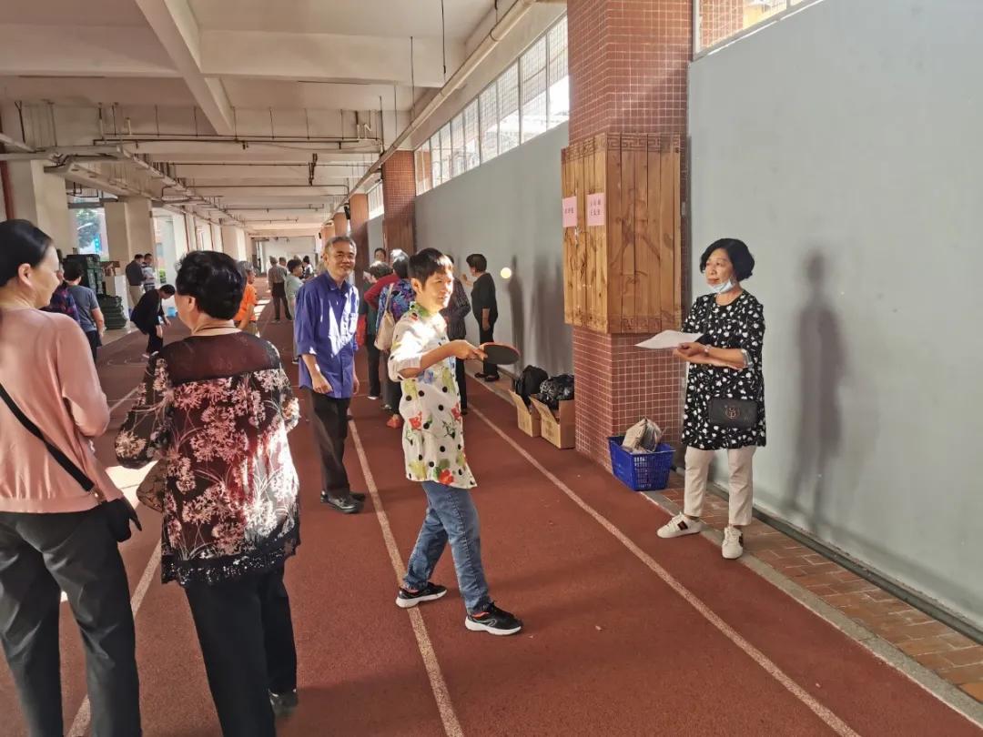 厦门六中老体协、退教协分会举行第六届退休教师趣味运动会暨气排球表演赛