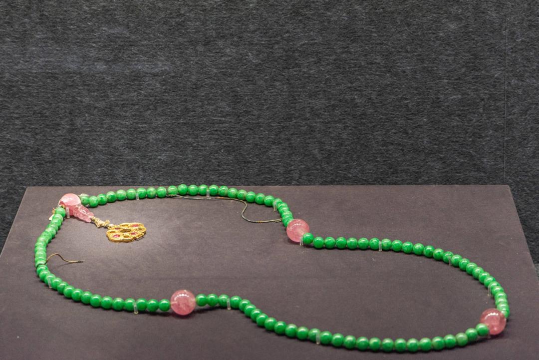 清代满绿翡翠朝珠价格,清代朝珠翡翠佛塔