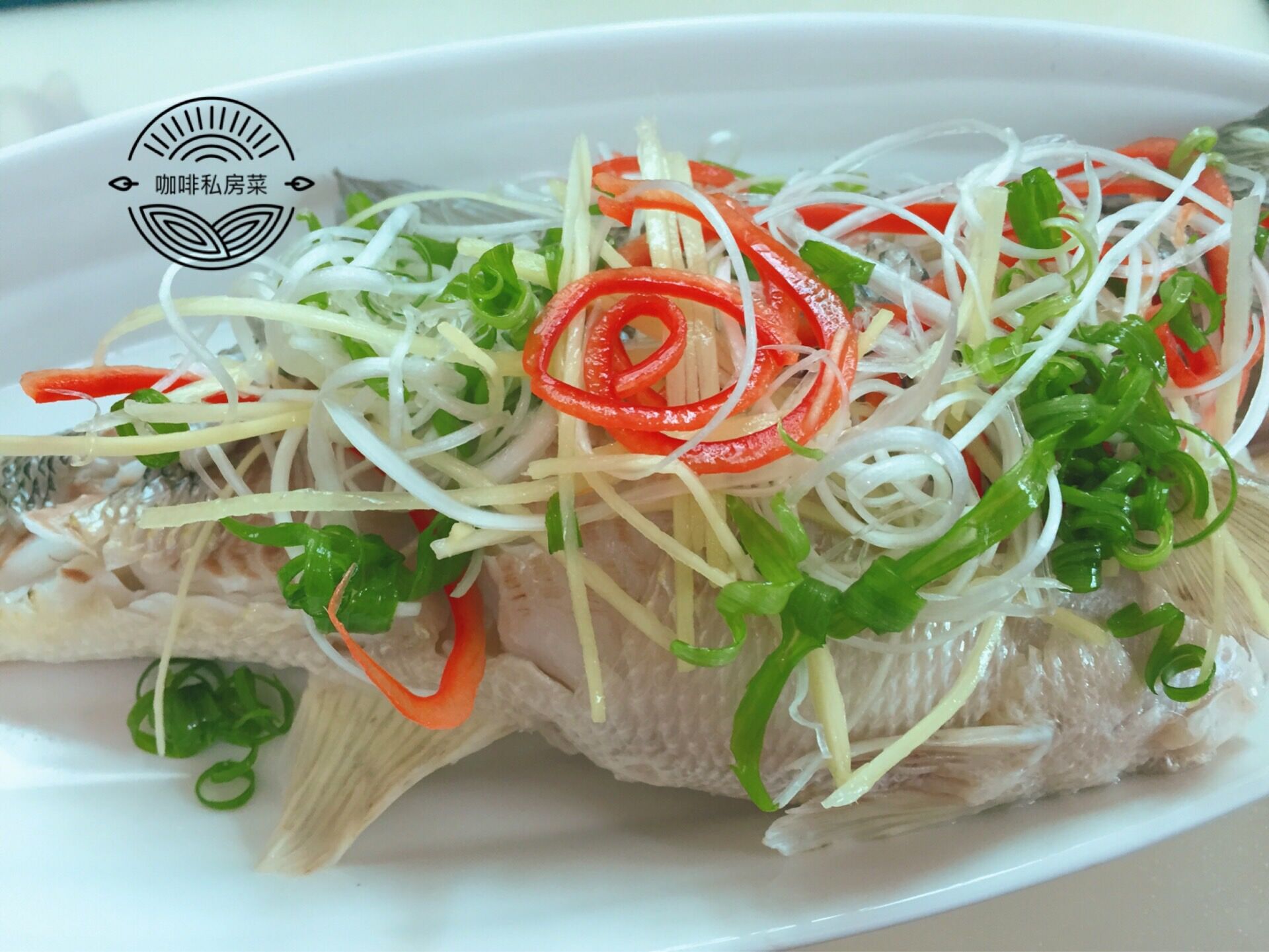 清蒸鱼是先浇热油还是先倒鱼豉油,清蒸鱼先放蒸鱼豉油还是先浇热油