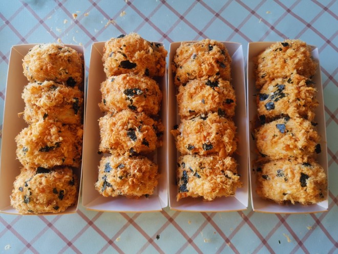 这届年轻人太拼了！想吃块蛋糕得请人代排队，明明会打鸡蛋就能做