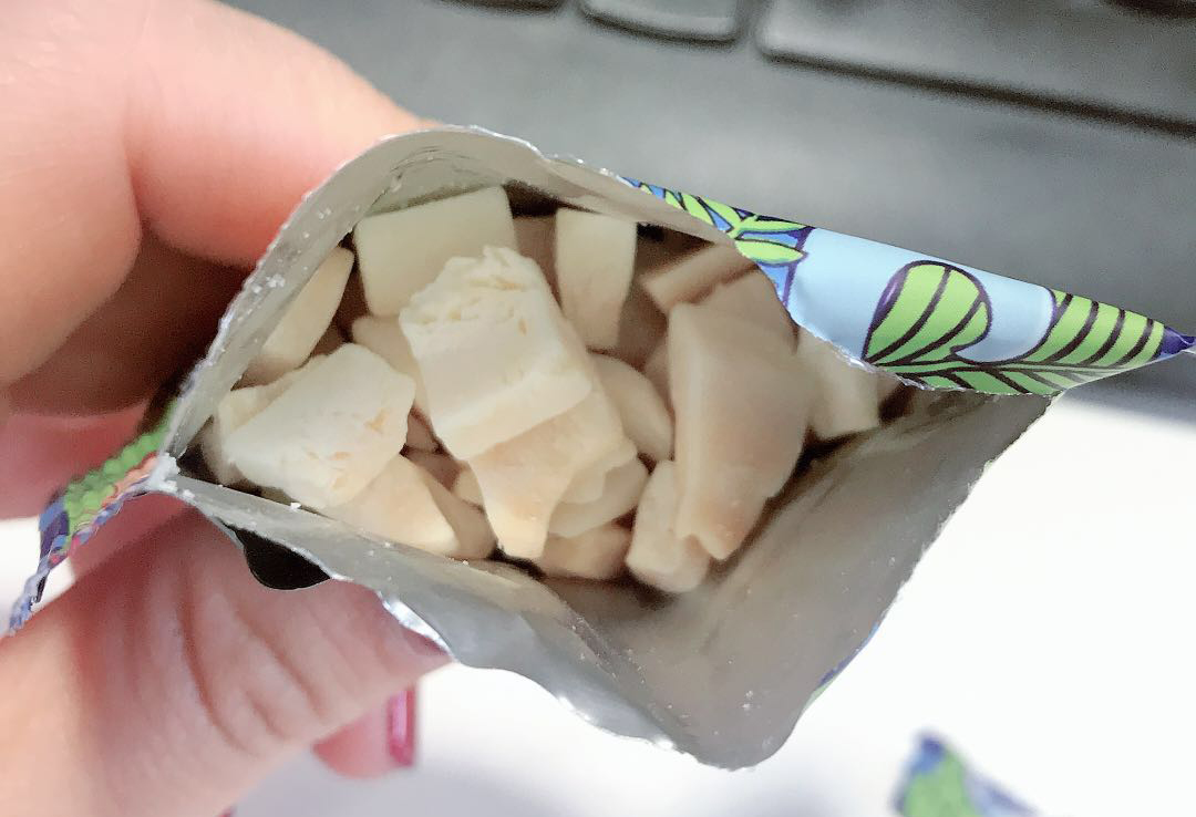 椰香味十足的椰子脆块,马来西亚椰子脆