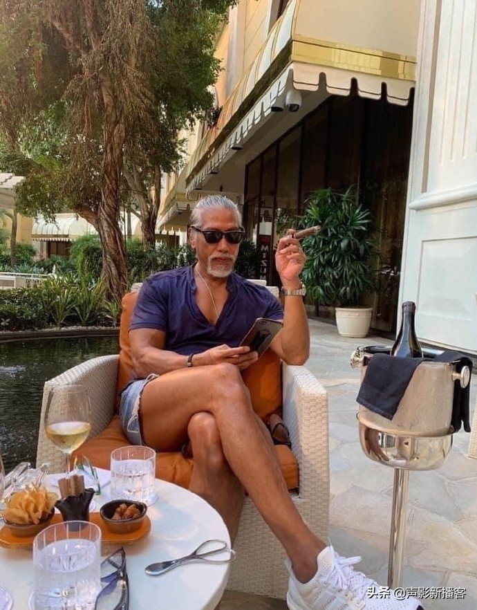 告别影坛成大老板,57岁的“乌鸦哥”张耀扬弃影从商完成自我救赎