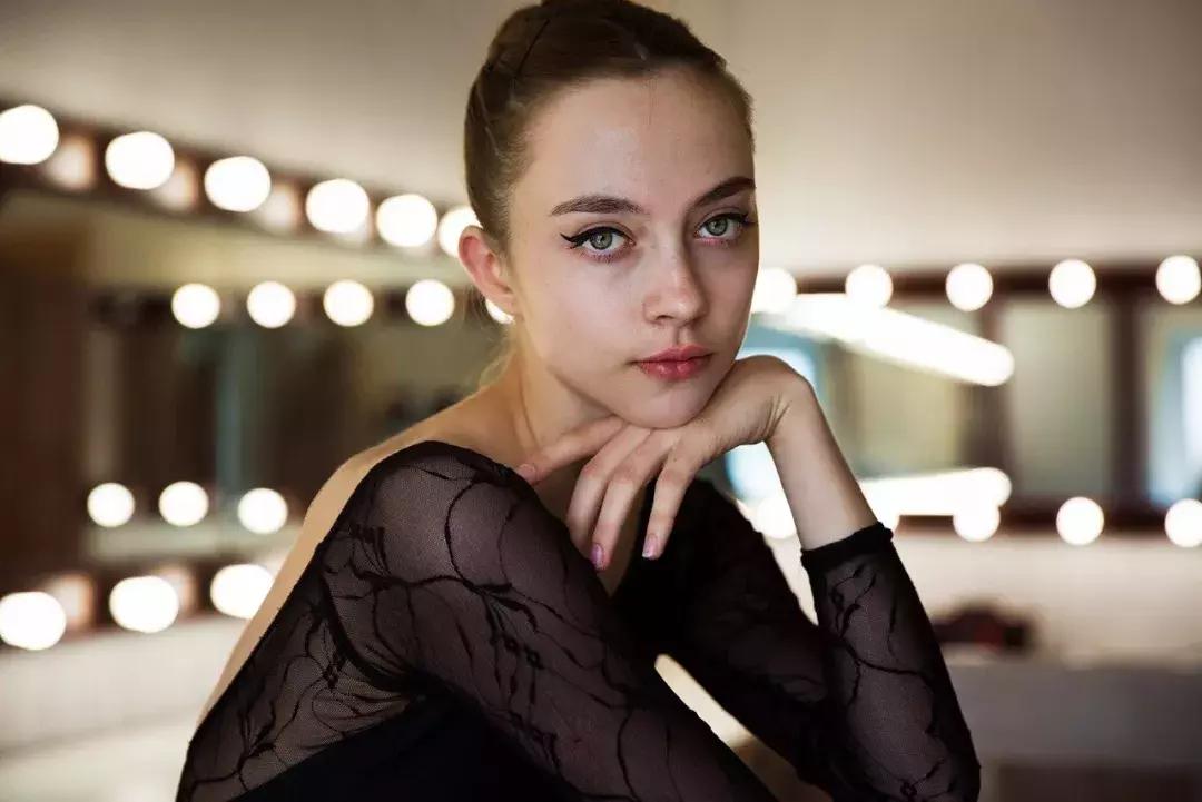 她拍了2000位美女，打*网破**红脸审美：这样的美人，流水线生产不出