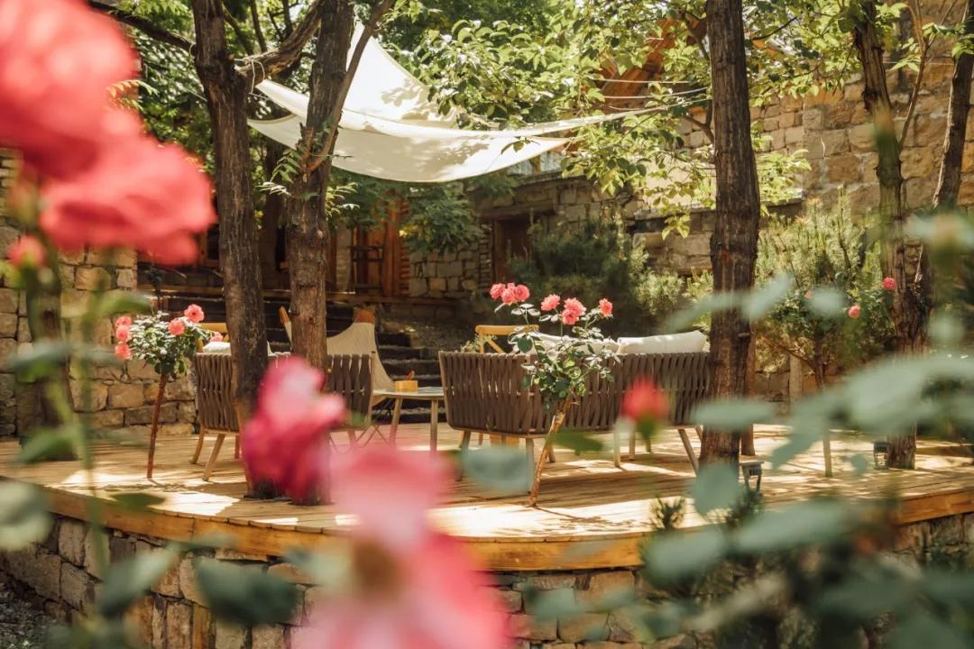 神仙眷侣辞掉高薪工作，爆改废弃山谷，造无边恒温泡池，全景树屋