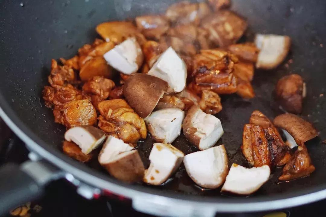 香菇板栗焖鸡学会后天天吃都不腻,简单易学的香菇鸡焖饭分享给大家