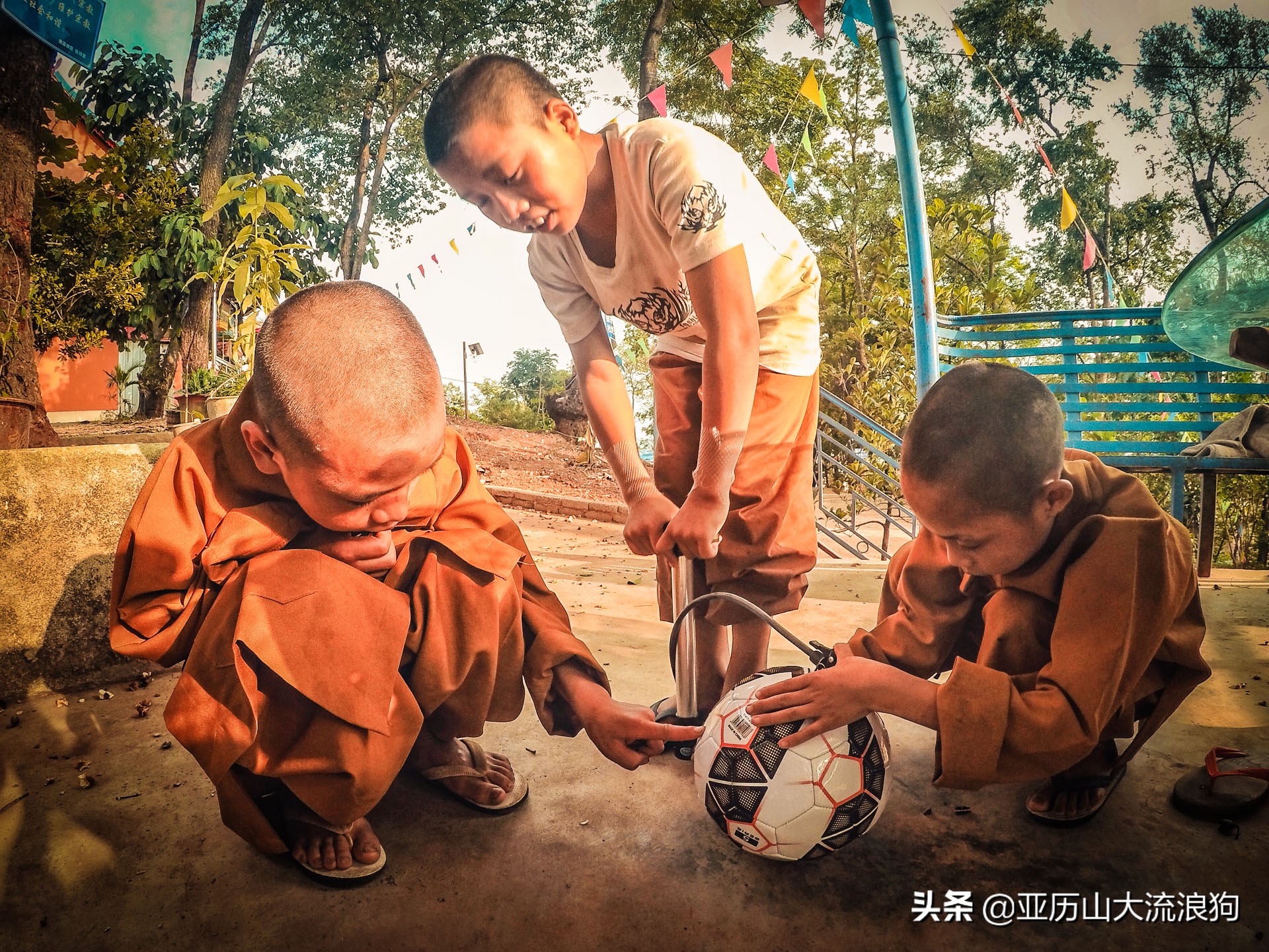 中缅边境的佛寺,旅途中遇到藏区僧人