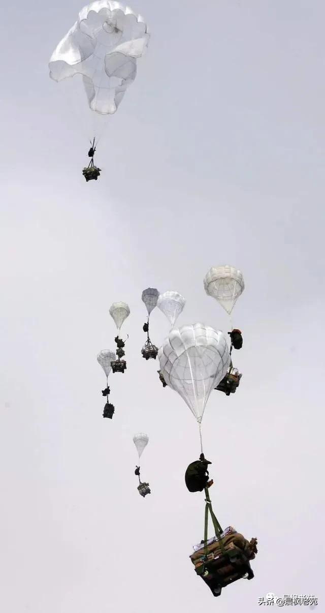 我军空降兵跳伞视频,解放军空降兵大规模跳伞