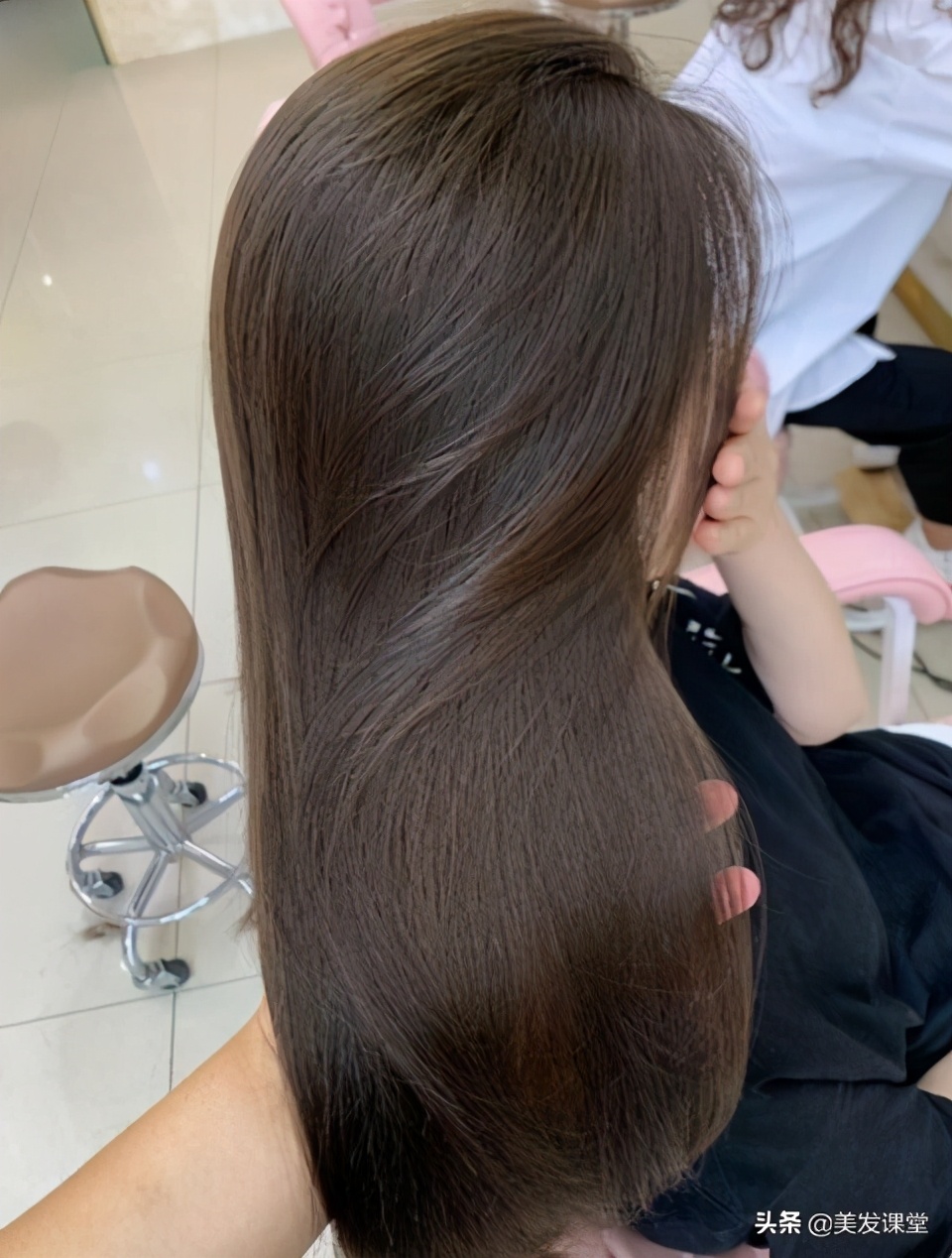 怎么样可以染出雾感的粉棕色,染发教程自己染银灰色发尾