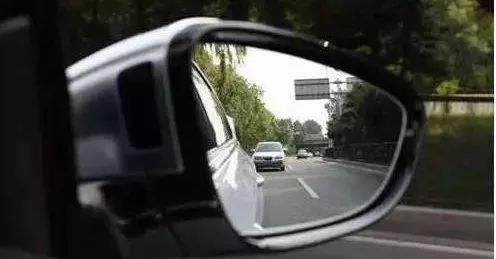 司机一个举动救了一个男人,司机一个举动救了一对母子