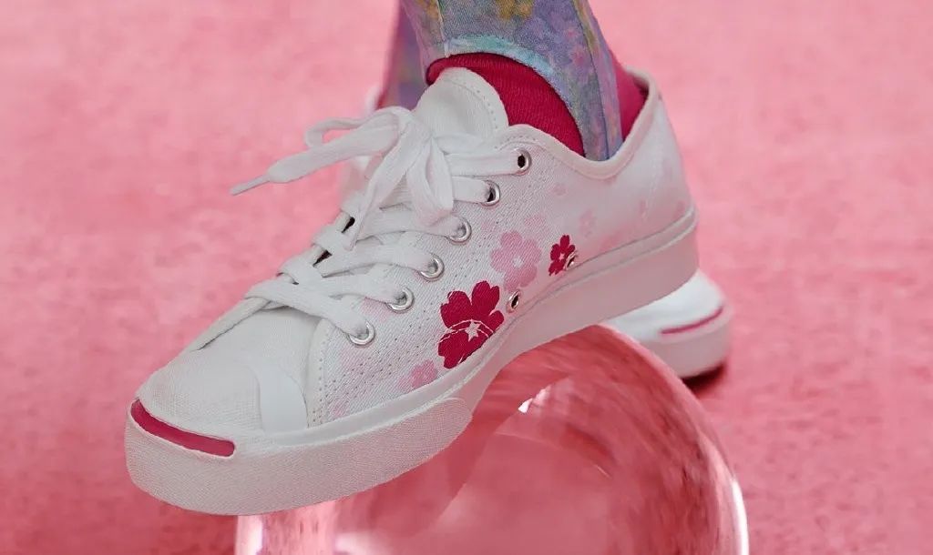 鞋柜怎么放春夏秋冬的鞋 (鞋柜必备的小白鞋)