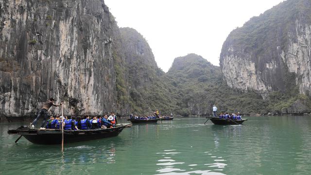这里虽然风景如画人们生活的却很凄惨没日没夜的追着大船讨生活