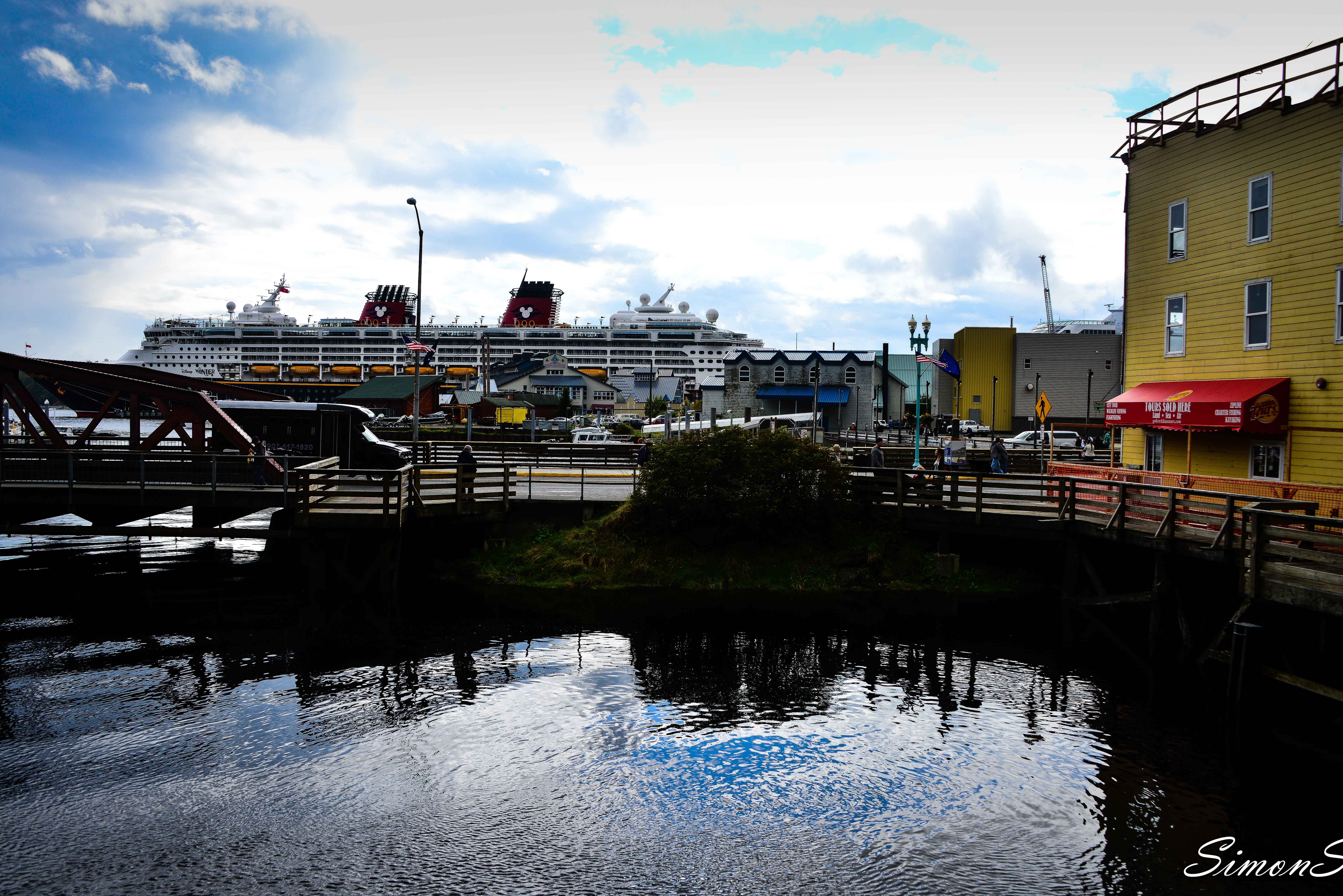 阿拉斯加：男人和三文鱼都赶来配种的“*灯区红**“