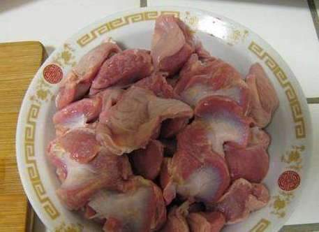 鸡胗炒了挺久为什么里面还是红色,鸡胗炒完里面带一点红