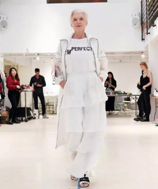 60岁拍裸照,惊艳T台,培养出身价200亿儿子:年龄从来不是问题