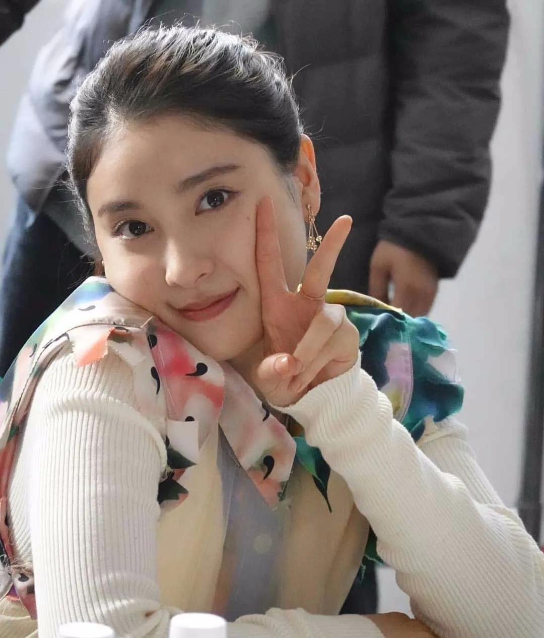 大脸发量少日常怎么化妆打扮,四十岁大脸微胖怎样打扮显年轻