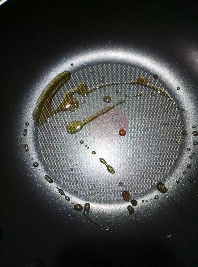 辣椒炒烟熏肠的炒法,青椒炒熏肥肠家常做法