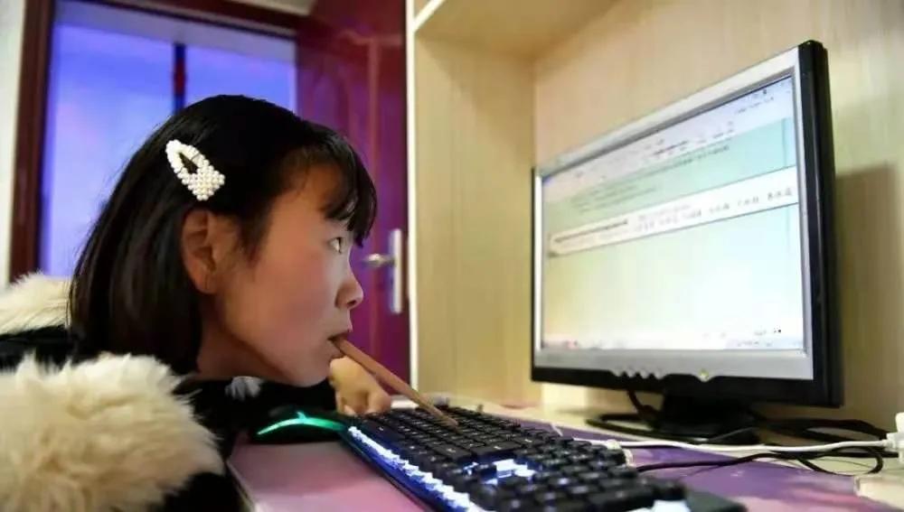 残疾女孩嘴叼木棍,敲出10多部小说:梦想,从不辜负努力的人