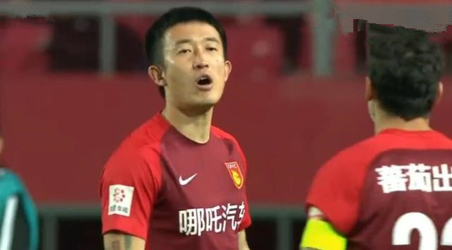 少林足球一战成名,现场实拍姜至鹏脚踢日本球员