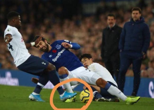 孙兴慜曼联倒地三分钟,孙兴慜在英超比赛中铲倒戈麦斯