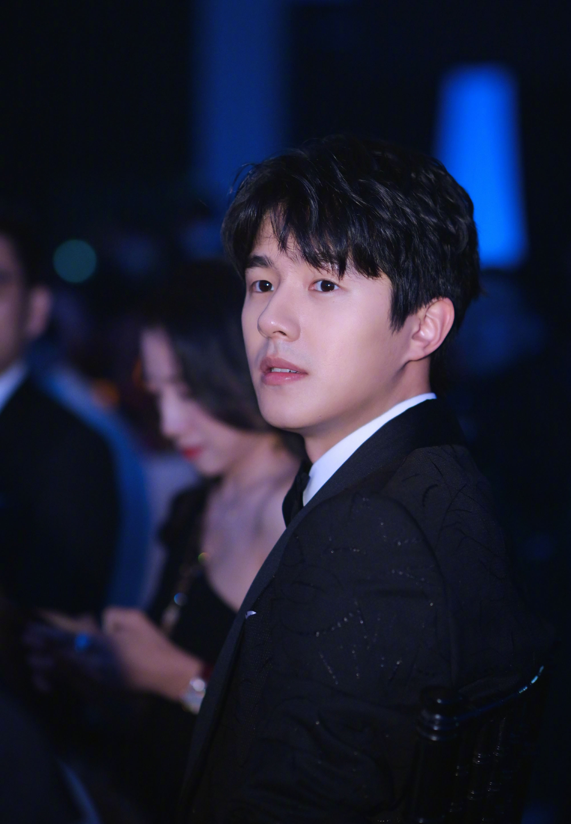 华晨宇同款棒球服搭配,华晨宇黑色西服穿搭图片