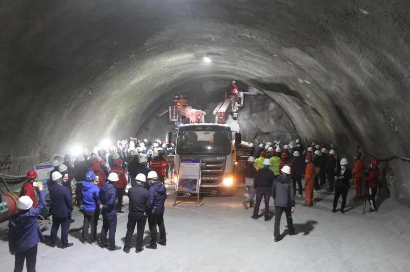 阿尔金山上的“路桥”人