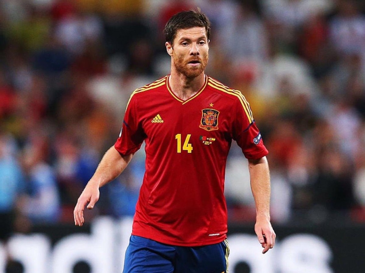 哈维阿隆索是不是中场大师,哈维阿隆索08欧洲杯照片