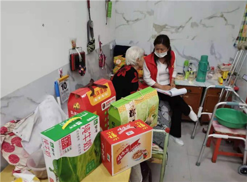 吉林省四平市：温馨关爱夕阳红端午佳节送真情