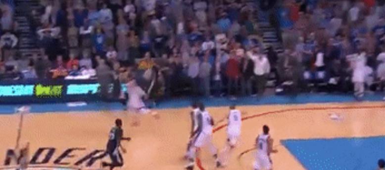 库兹马手滑进球,库兹马罚球三不沾被库里嘲笑