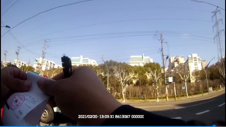 新车两年逾期未领年检标志怎么办,车辆逾期未检怎么避免被拍