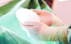 什么是乳腺纤维腺瘤？摸到乳房上有肿块，还不痛，就要小心了